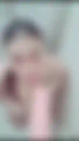 Je suce une bite géante dans la salle de bain.