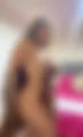 Sensuelle et joueuse dans ma chambre.