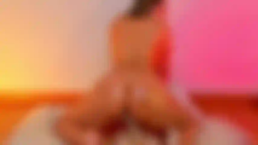 Chevauchant un énorme gode et un torse profondément et durement.