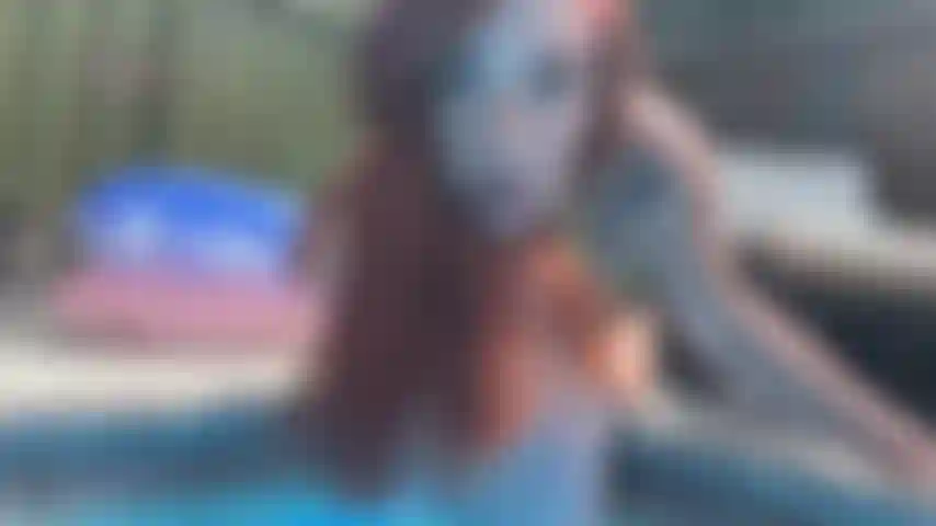 💦 Adoration et déni de plantes de pieds mouillées au bord de la piscine - tu es déjà un fétichiste des pieds mais qu'est-ce qui pourrait les rendre encore meilleurs ? Des plantes et des orteils mouillés qui brillent de l'eau et qui attendent ton adoration. Mes pieds parfaitement pédicurés méritent une chaude séance d'adoration pendant que je m'assieds au bord de la piscine et profite du soleil. Dégoulinants de mouillé, tellement suçables et beaux. Achète ce clip pour adorer mes plantes de pieds mouillées et être soumis à un compte à rebours de déni.