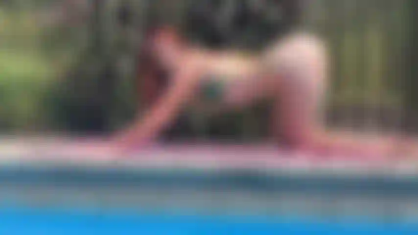 Branle-toi pour moi pendant que je bronze - j'ai une petite tâche amusante pour toi ! Je veux que tu te branles sur mon corps pendant que je suis allongée au bord de la piscine et que je t'ignore en bronzant. Ma peau soyeuse sous les rayons du soleil te plonge dans une frénésie de branlette, tu te caresses pendant que mon cul voluptueux prend un beau bronzage profond. Je t'offre les angles les plus sexy sur mes pieds en pointure 41, mon cul, mon dos, mes seins et mes jambes allongés au soleil pour que tu puisses te branler avant que je t'autorise enfin à jouir pour moi. Vénère mon corps pendant que tu te branles, en m'accordant toute ton attention sans recevoir aucune de la mienne.