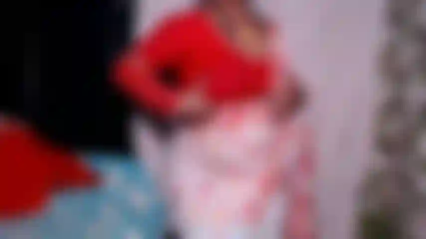 Appuie sur mes seins ouverts.