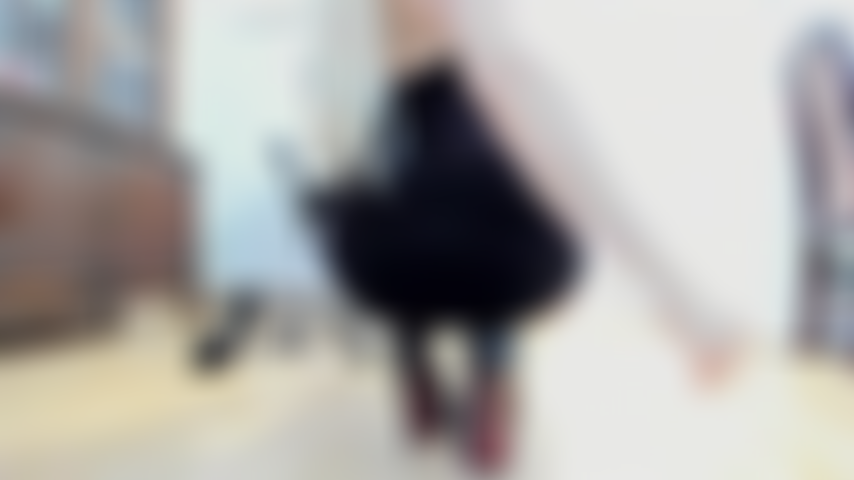 Les talons taquinent.
