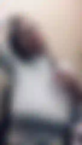 Taquine les gros seins pendre la balançoire.