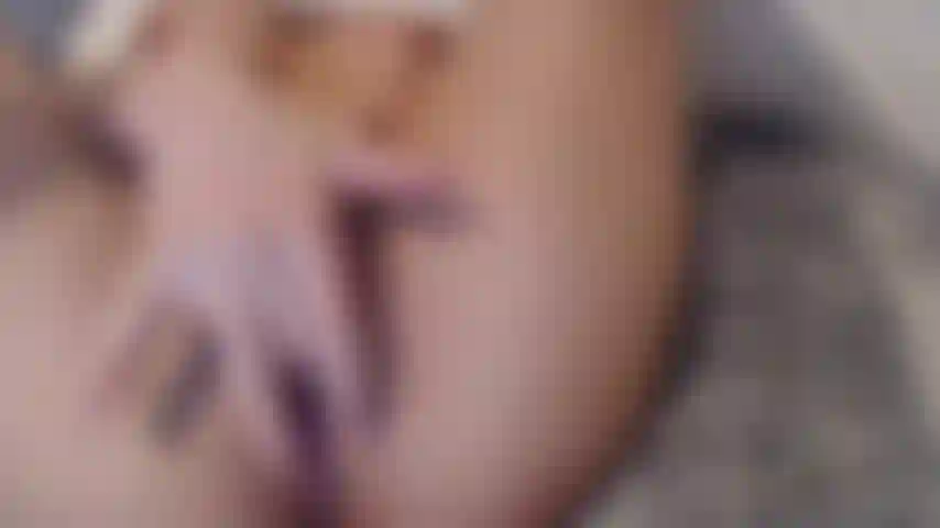 Gros plan sur une chatte crémeuse avec un jouet et des propos cochons.