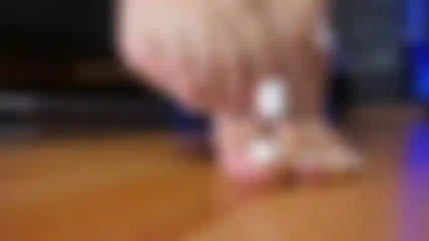 Cracher les pieds + footjob + sperme dans mes pieds.