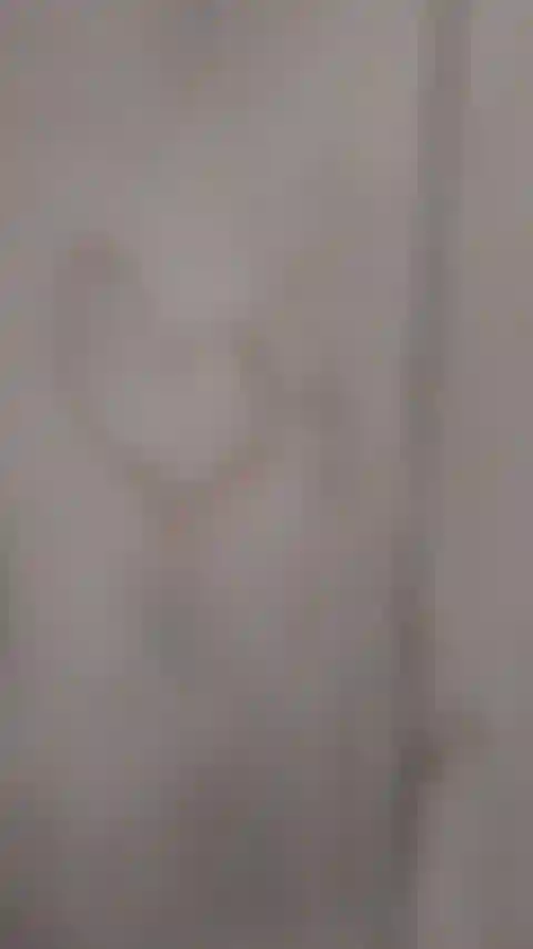 Viens avec moi prendre une douche, il fait chaud ici. Je le ferai.