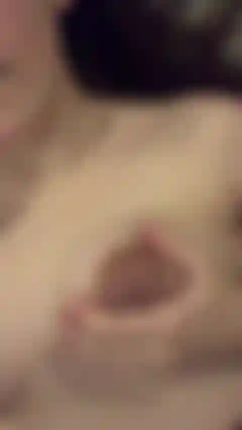 Je joue sensuellement avec mes seins.