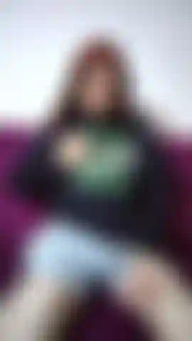 Regarde-moi sucer lentement mes doigts, les savourant avec désir... Mes mains serrent et caressent mes seins, les mettant en valeur juste pour toi. Tu en veux plus ?