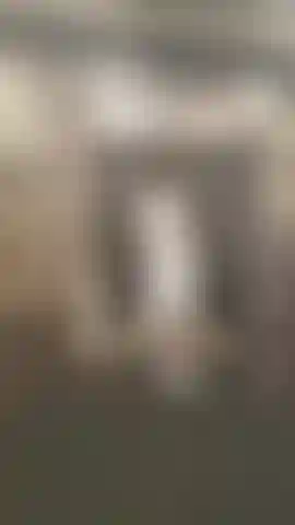 Je me faufile en douce pour me toucher dans la vieille remise, mais je suis effrayée en réalisant que quelqu'un m'observe, ça finit quand même par être amusant car ça se transforme en une expérience secrète de gloryhole.