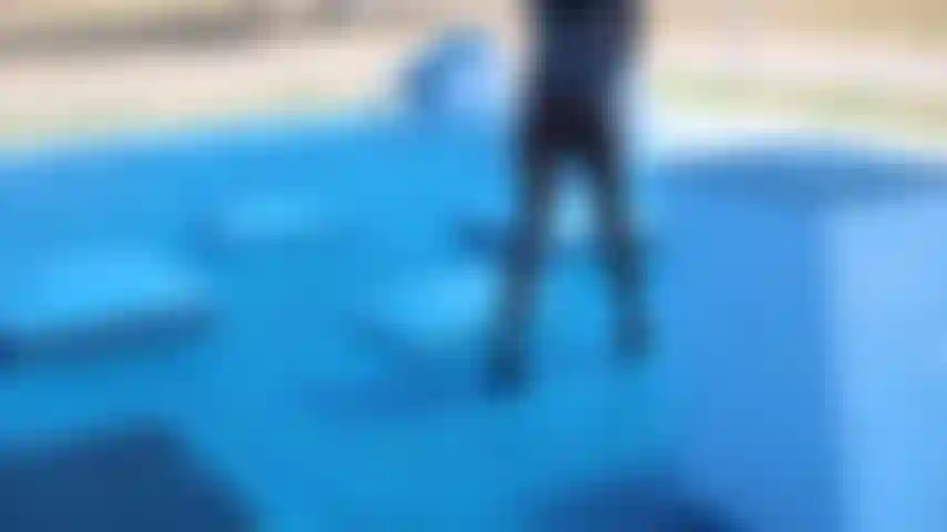 À l'extérieur pour que le monde puisse la voir.