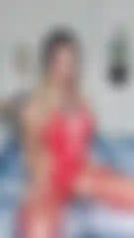 Joi pendant que je te broie, gémis et te taquine.