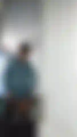 Tu as besoin d'une milf stricte pour te donner une leçon.