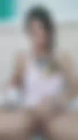 Regarde-moi raser les poils de ma chatte jusqu'à ce qu'ils soient beaux et lisses pour toi.