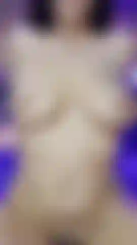 Les seins rebondissent.