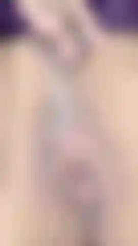 Je doigte et je frotte ma chatte crémeuse de près.