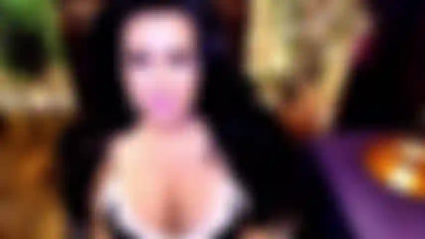 Belle-mère jalouse et exigeant ta bite.