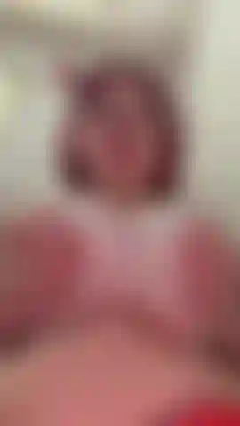 Je secoue mes seins pour toi, j'aime aussi les lécher et les sucer, et peut-être juste un tout petit peu de crachat.