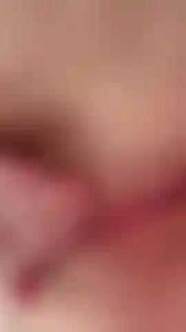 Ma chatte mouillée et mes dessous coquins, et moi qui gémis pour toi comme une bonne fille.
