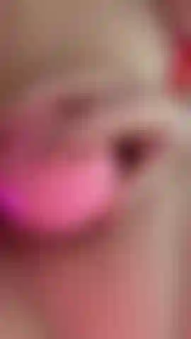 Je joue avec mon jouet rose.