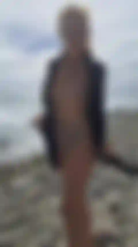 La plage je pose nu pour la camra.