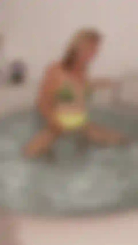 Je joue dans mon spa.