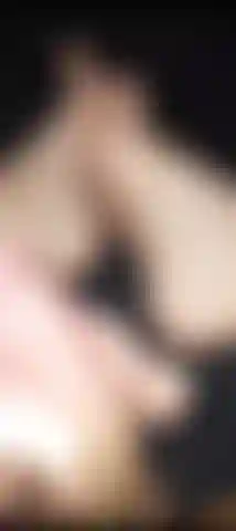 Je me branle et je gémis jusqu'à jouir dans mes semelles (ongles nus).