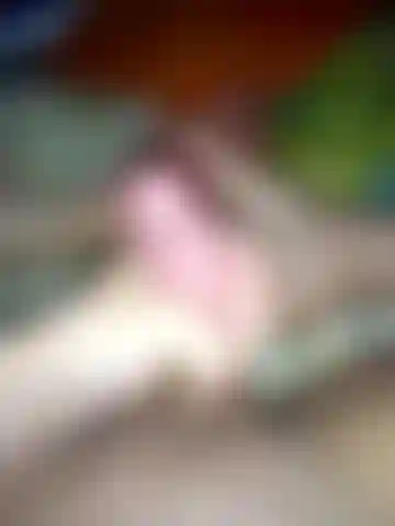 Regarde du porno et je draine mes couilles sur mes pieds (ongles rose vif et épaisse charge blanche)).