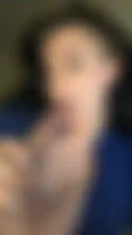 Je fais une gorge profonde sur cette bite de 20 cm.