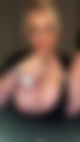 Je branle mes seins et je laisse cette bite de 20 cm jouir sur mes seins.