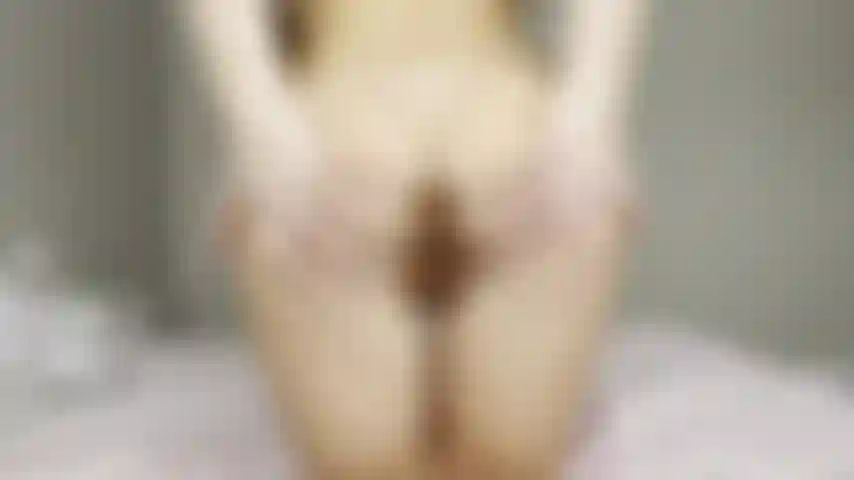 28.12.2022 Solo. Regarde-moi enfoncer le plug anal dans mon cul serré puis le doigter en levrette.