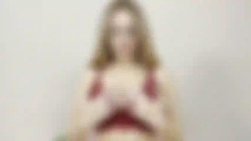 Solo 11/10/2023. Lingerine rouge et titplay. Je masse, je fais rebondir mes seins, je pince, je lèche et je baise mes tétons.