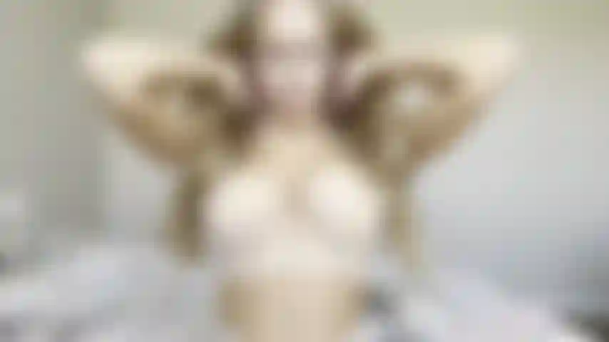 Solo le 08/12/2023. Sous-vêtements beiges. Je joue avec mes gros seins et je les enduis de crème.