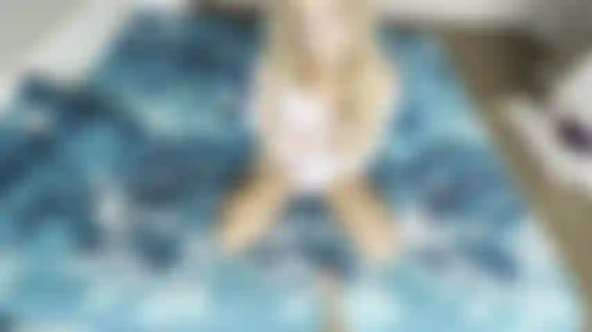 16/08/2023 Solo. Chemise blanche. Je suce doucement le gode tout en regardant la cam, je me baise et je lèche le gode proprement après.