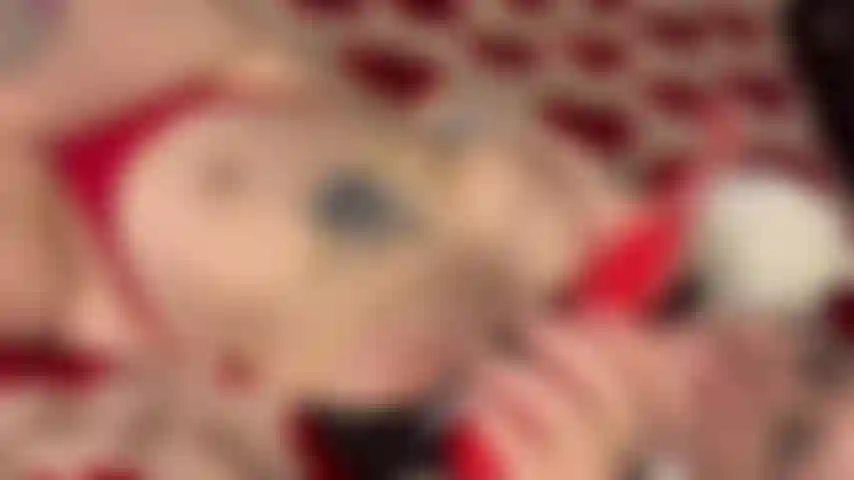 Cumming avec un contact visuel.