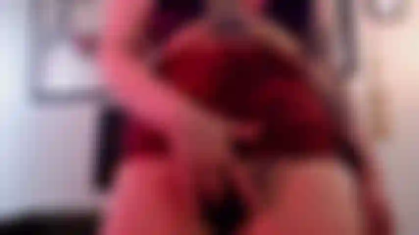 Je me baise jusqu'à ce que je jouisse en bikini string violet et en mini-jupe rose et noire.