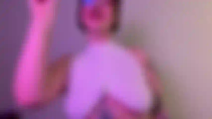 Je me baise la gorge et je détruis ma chemise.