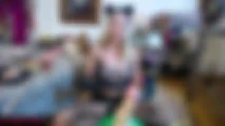 Je me branle avec des gants noirs et j'éjacule sur les seins.