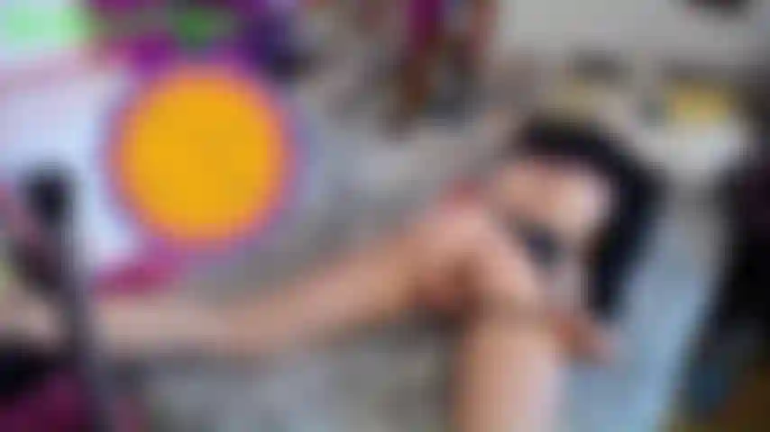 Baisée à la machine en position couchée + gorge profonde bâclée.