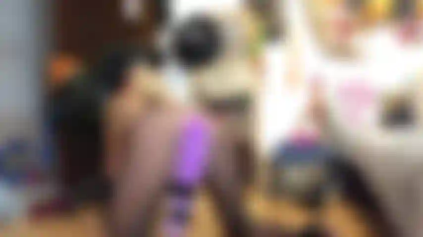 Je porte un body et un collier aussi des oreilles poilues et un plug poilu ! Je marche comme un chat, je commence une pipe. Regarde-moi en levrette puis chevauche un gros gode qui va me faire gicler !!! Profitez-en !!!