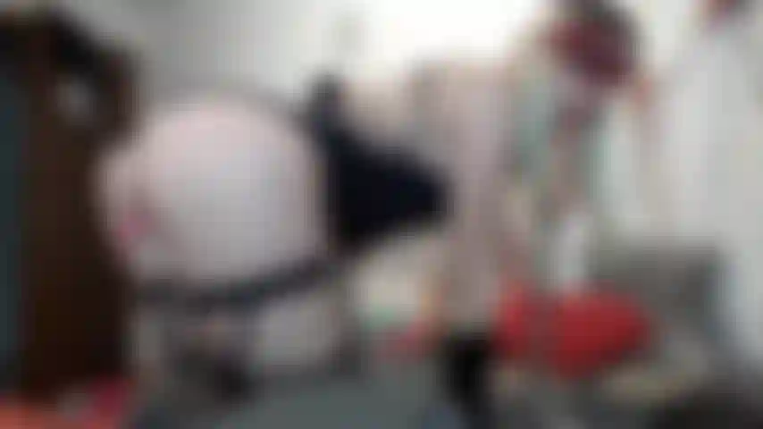 Un gode branché sur ma chaise... Omg... Le suce puis je le chevauche... Bien sûr que je gicle sur ce gode et je te veux pour remplir mon visage à la fin. Amusez-vous bien avec ma chaise gode!