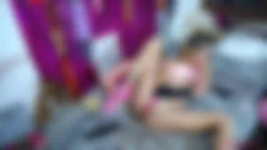 Anal avec un gros gode en levrette.