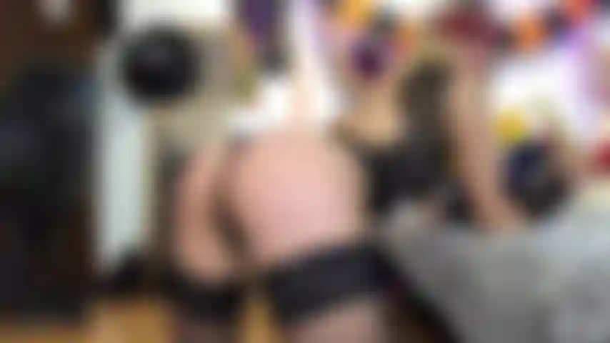 Regarde-moi en robe de lapin !! Un lapin sexy qui va lui baiser le trou du cul ! Bien sûr, je gicle partout et je te donne mon cul béant pour le remplir de ton sperme !!! Ne perdez pas celle-là !