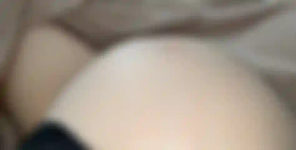 Cette énorme bosse ronde est exactement ce dont tu as secrètement fantasmé — une peau étirée, des courbes douces, et tellement lourde que je peux à peine la cacher. J'ai gardé chaque balancement lent, chaque caresse douce juste pour me regarder tout montrer comme il se doit 😉.