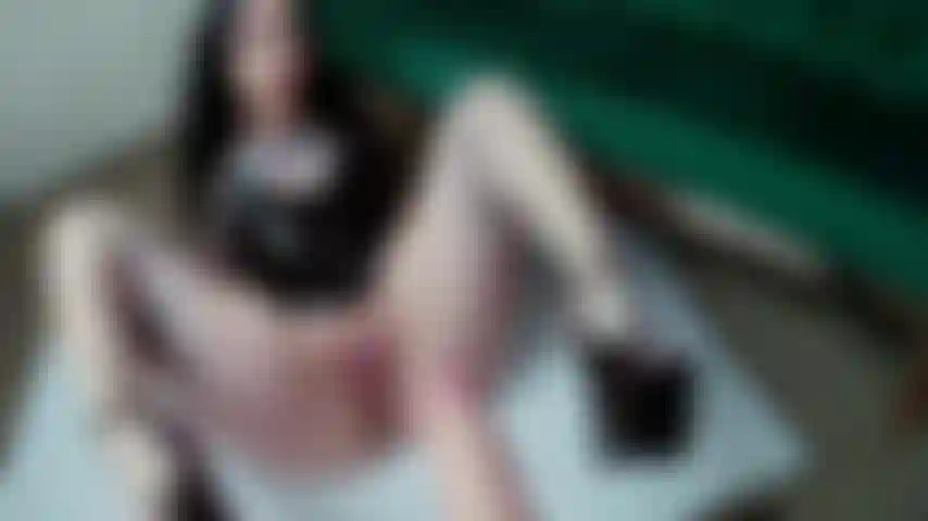 Strip-teaseuse footjob sans culotte.