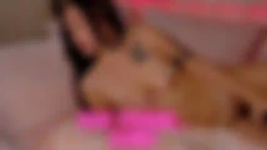 Joi, jouis avec moi ! Ta petite chérie préférée, entièrement nue sur mes draps roses, frottant ma chatte ruisselante contre un puissant vibromasseur wand jusqu'à ce que j'explose dans un orgasme sensuel. Regarde-moi me frotter et trembler pour toi. J'ai même inclus quelques instructions pour que tu puisses jouir avec moi.