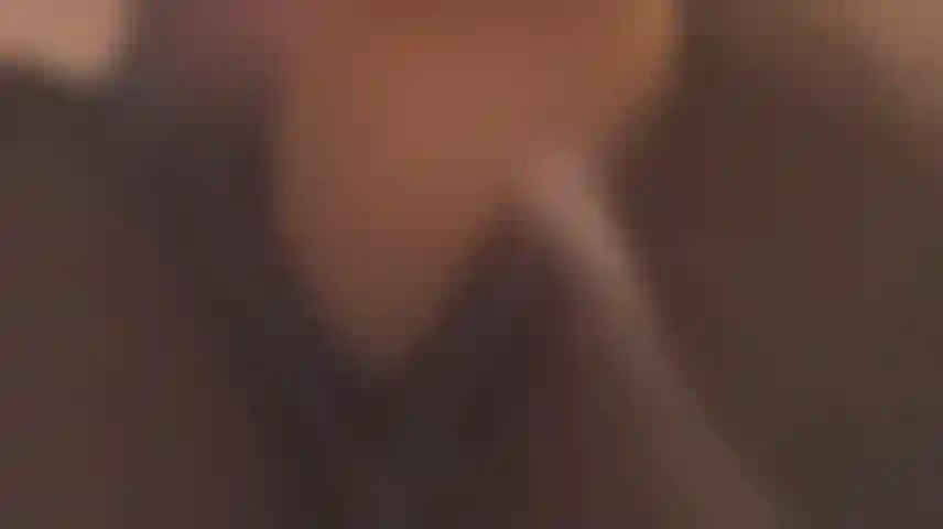 Je baise ma chatte humide de près :).