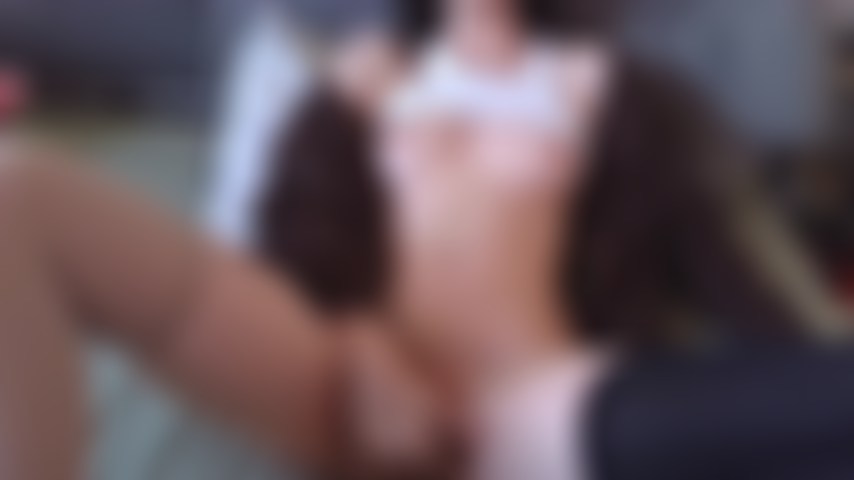 Je donne des instructions pour me branler tout en baisant ma petite chatte.