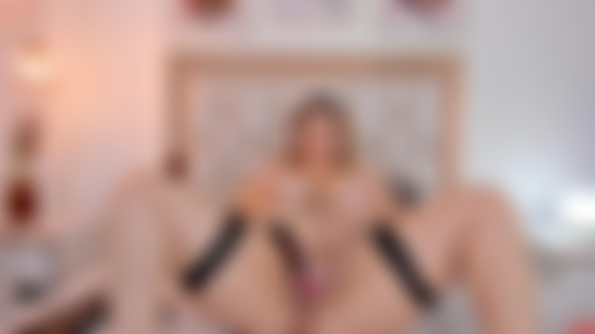 Je doigte ma chatte mouillée.