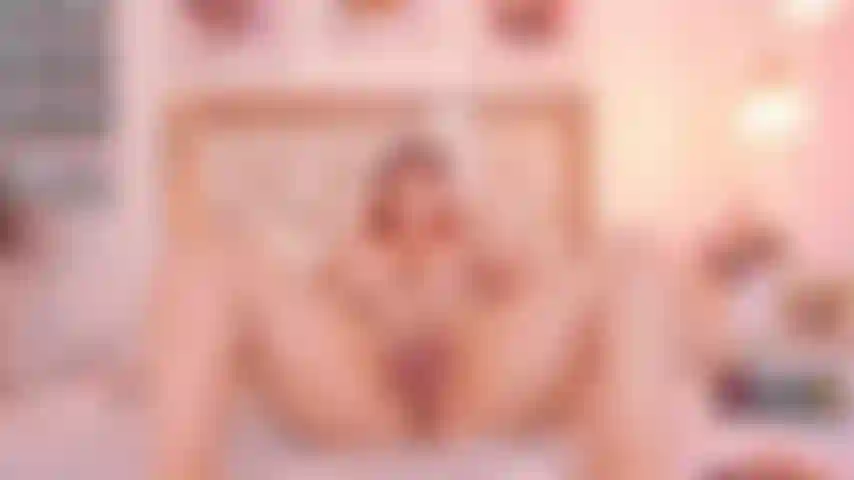 Je joue avec ma chatte poilue.